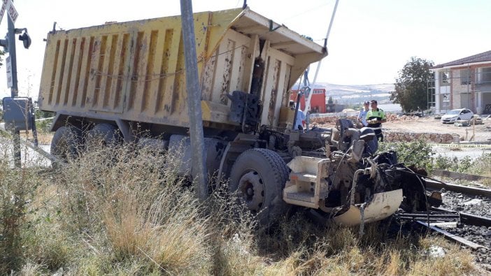 Elazığ'da yük trenine çarpan kamyon ikiye bölündü