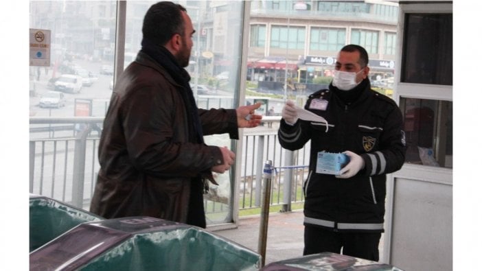 İstanbul’da toplu taşımayı kullananlara maske dağıtılıyor