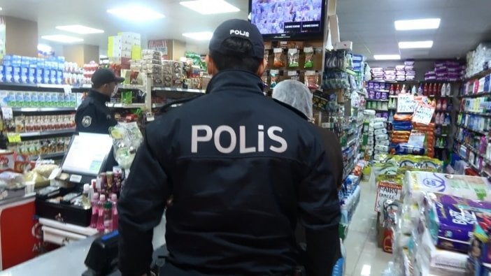 Açık markete baskın: Müşteriler saklandı, market sahibi "zorla içeri girdiler" dedi