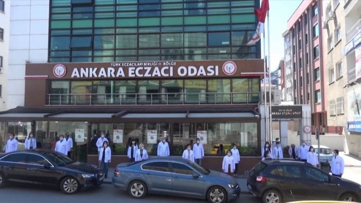 Coronavirüs nedeniyle hayatını kaybeden eczacılar anısına saygı duruşu