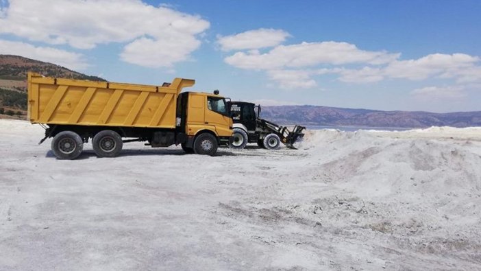 Salda Gölü'nün taşınan kumları, eski yerine alındı