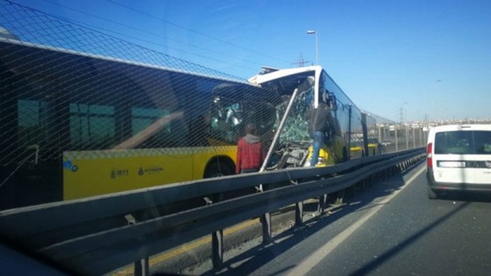 Avcılar'da iki metrobüs çarpıştı: Seferler durduruldu