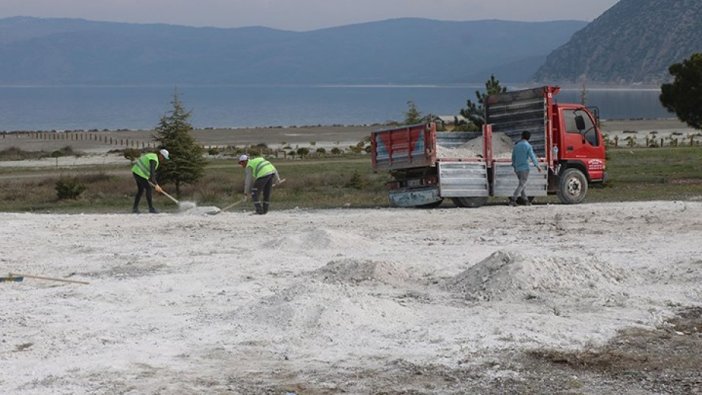 Tahrip edilen Salda Gölü'ne kumlar geri taşınıyor