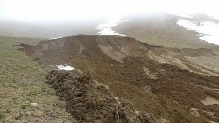 Hakkari'de toprak kayması: 11 köy ve mezraya giden yol kapandı