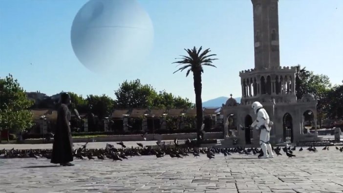 Darth Vader ve Stormtrooper İzmir'de güvercin besledi