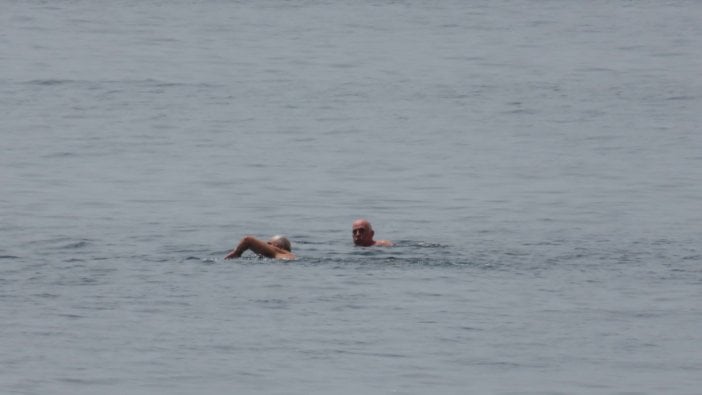 65 yaş üstü Kadıköy'de denize girdi, yürüyüş yaptı