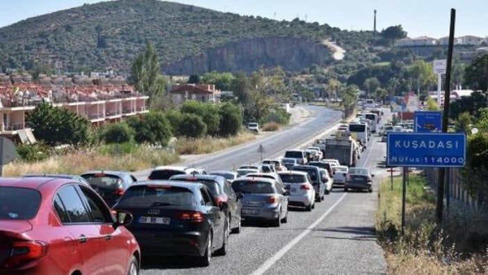 Yazlıkçılar Kuşadası'na akın etti: 5 günde rekor giriş