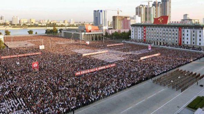 Kuzey Kore'de on binlerce kişi meydana çıktı: "ABD'ye ölüm"