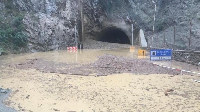 Heyelan nedeniyle yol kapandı