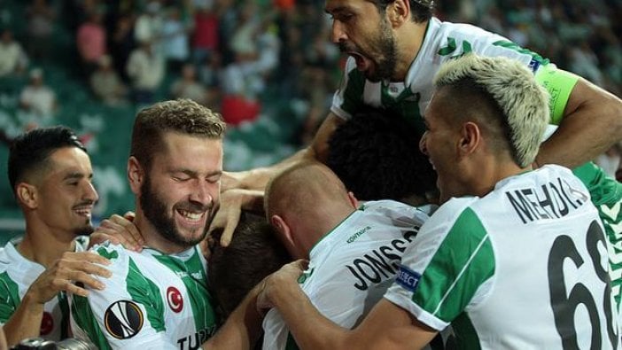 Konyaspor, Vitoria Guimares'i 2-1 mağlup etti: Tribünlerde İzmir Marşı...