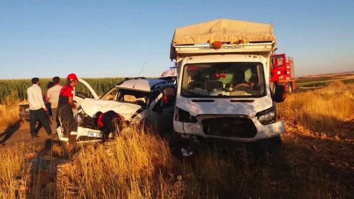 Tarım işçilerini taşıyan kamyonet ile ticari araç çarpıştı: 10 yaralı