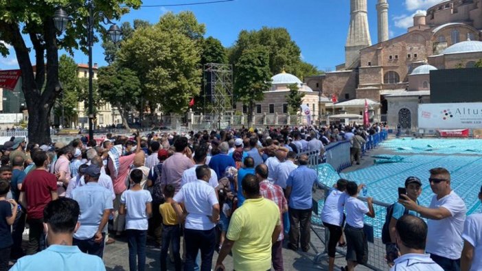 Ayasofya'da sosyal mesafe hiçe sayıldı