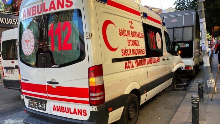 Ambulans minibüse çarptı