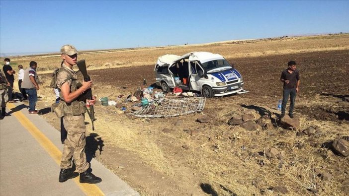 Tarım işçilerini taşıyan minibüs devrildi: 15 yaşındaki çocuk işçi yaşamını yitirdi