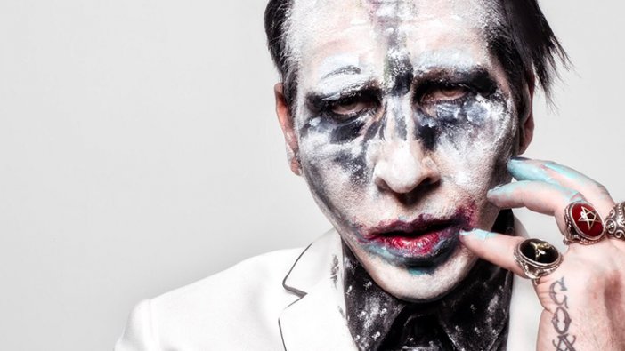 Marilyn Manson'ın üzerine sahne dekoru düştü