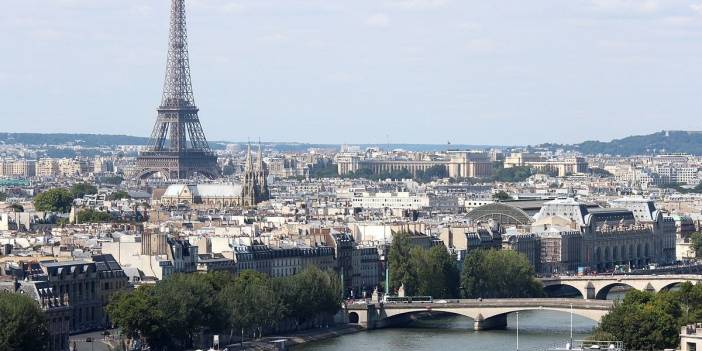 Paris’te açık alanda maske takmak zorunlu olacak