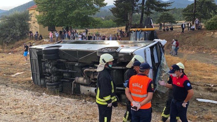 İşçi servisi devrildi: 2 ölü