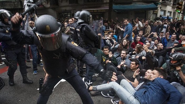 Katalonya’da referandum; Halk polisin engellemelerine rağmen sandığa gidiyor #CatalanReferendum