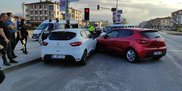 'Dur' ihtarına uymayan otomobil sivil polis aracına çarptı