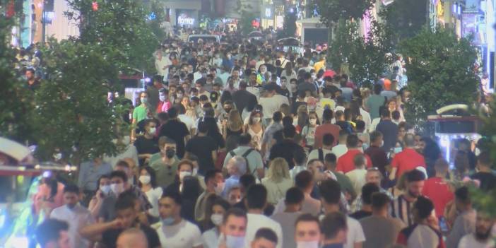 İstiklal Caddesi'nde koronavirüs unutuldu