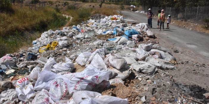 Zeytinliğe kaçak moloz ve hafriyat döktüler