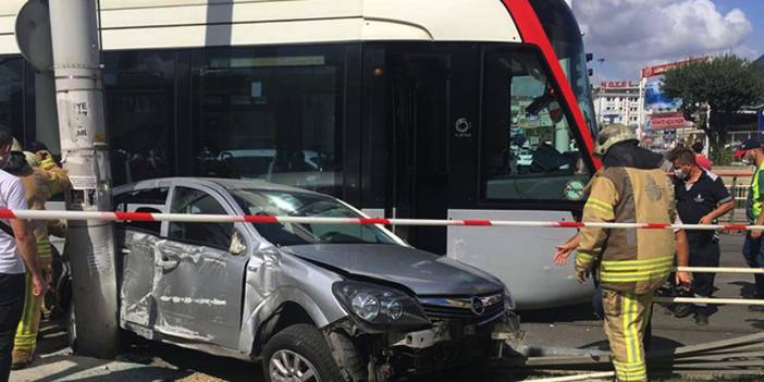 Tramvay otomobile çarptı: 1 yaralı