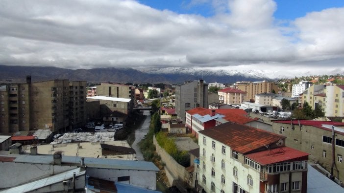 Yüksekova'nın yükseklerine kar yağdı