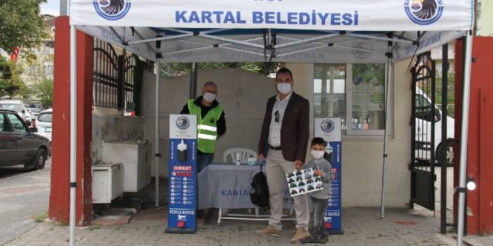 Kartal Belediyesi yüz yüze eğitimin ilk gününde öğrencilerin yanında