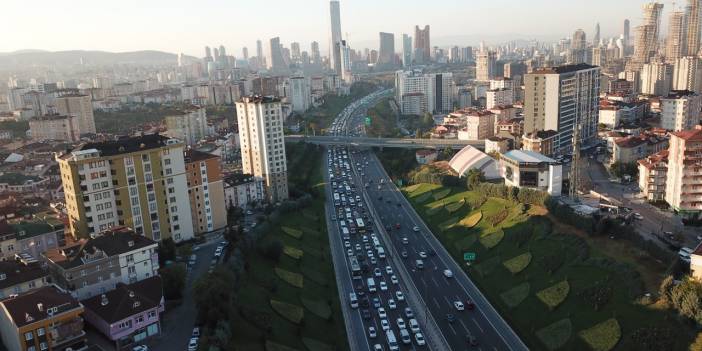 TEM'de kamyonet devrildi: Trafik kilit