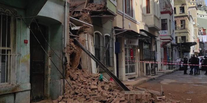 Beyoğlu'nda 2 katlı bina çöktü