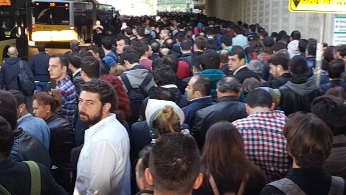 İstanbul'da metrobüs yayaya çarptı