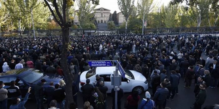 Ermenistan parlamentosu Paşinyan'ın azli için toplanıyor