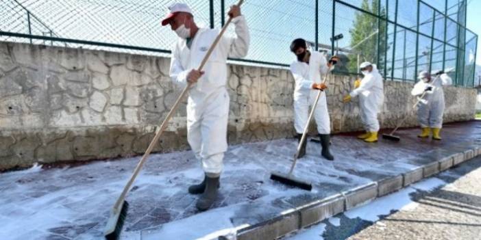 Bilim Kurulu üyesi sokakların sabunlu su ile yıkamasını eleştirdi