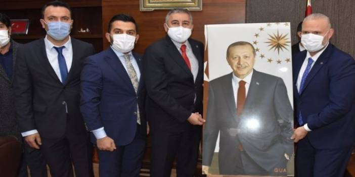 Menemen'de AKP'nin ilk icraatı: Beş pare top atışı, Erdoğan fotoğrafı