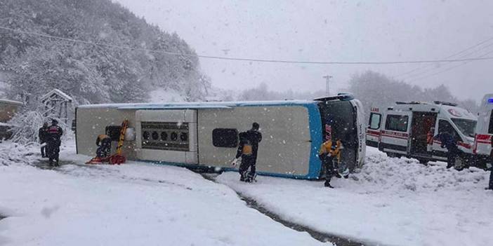 Yolcu otobüsü devrildi: Çok sayıda yaralı var