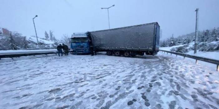 TIR karlı yolda kaydı, TEM ulaşıma kapandı