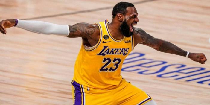 LeBron James'ten tarihi performans