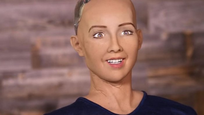 Suudi Arabistan'ın başı açık ilk kadın vatandaşı; Robot Sophia'dan şok yanıt!