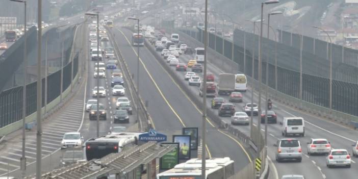 İstanbul'da kısıtlamasız ilk Cumartesi: Duraklarda yoğunluk