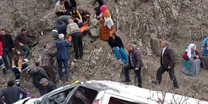 Öğrencileri taşıyan servis minibüsü devrildi: 2 kardeş öldü, 27 yaralı