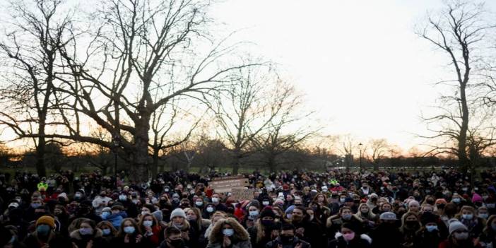 İngiltere'de kadınlar Sarah Everard için ayaklandı, polis çok sert müdahale etti