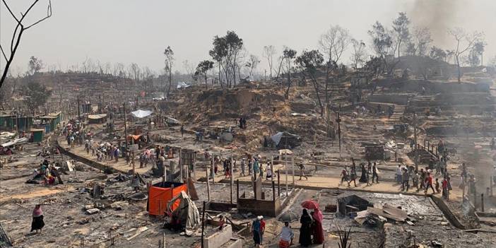 Bangladeş'te Arakanlı Müslüman mültecilerin kaldığı kamptaki yangın