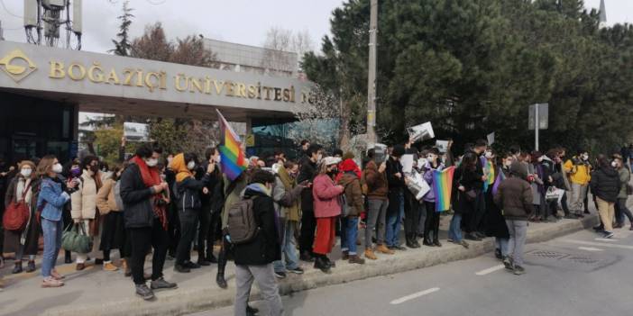 Boğaziçi Üniversitesi'nde LGBTİ bayrağı açan öğrencilere polis müdahale etti