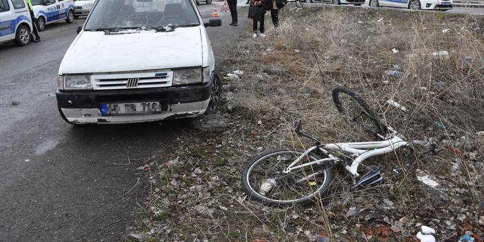 Düz ve ıssız yolda bir bisikletli ve bir yayaya çarptı