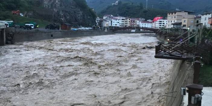 Giresun'da, debisi yükselen derede suya kapılan iki işçiden biri öldü