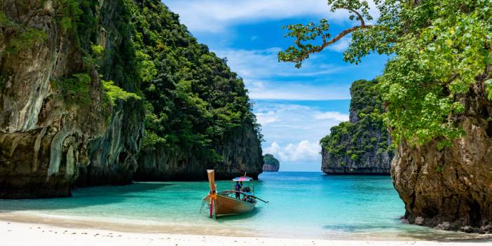 Tayland’da turizminde aşı önceliği: Toplu aşılamaya Phuket adasından başlandı