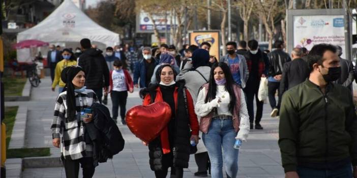 Bilim Kurulu üyesi gençlerde vaka artışının 3 sebebini açıkladı