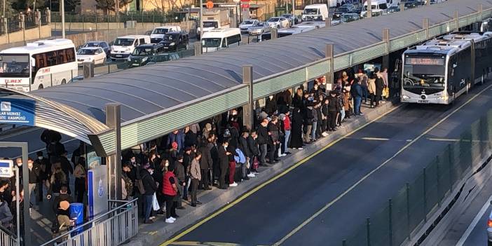 Bilim Kurulu Üyesi Yavuz: Toplu taşımadaki kalabalıkların azaltılması gerekiyor