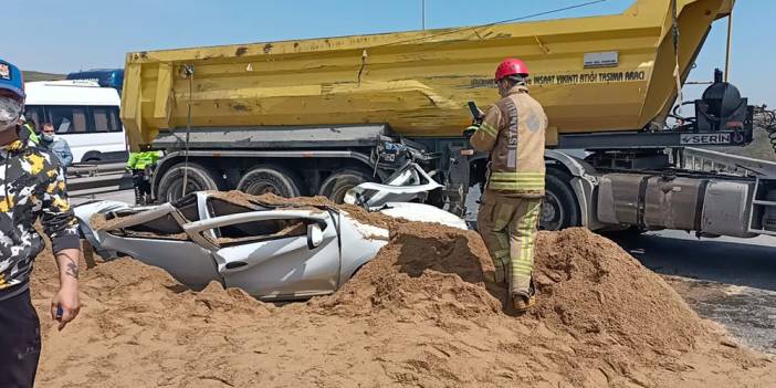 Kum yüklü kamyon otomobilin üzerine devrildi: 1 ölü