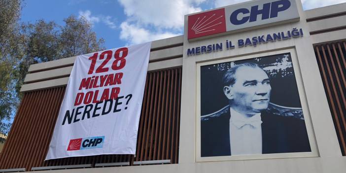 Mersin CHP İl Başkanlığı binasına '128 milyar dolar nerede' pankart astı